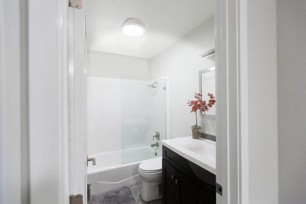 white bathroom | GC Home Inspection | Home Improvement projects Pearland